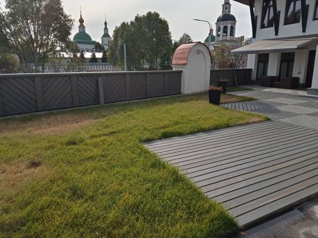 Парапет, дорожки и терраса летом